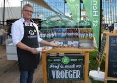 Bij Henk van Oers kon men proeven van de worsten van St. Hendrick. Op het bordje de kip grillworst met Bastiaansen kaas die eind vorig jaar geïntroduceerd is. 